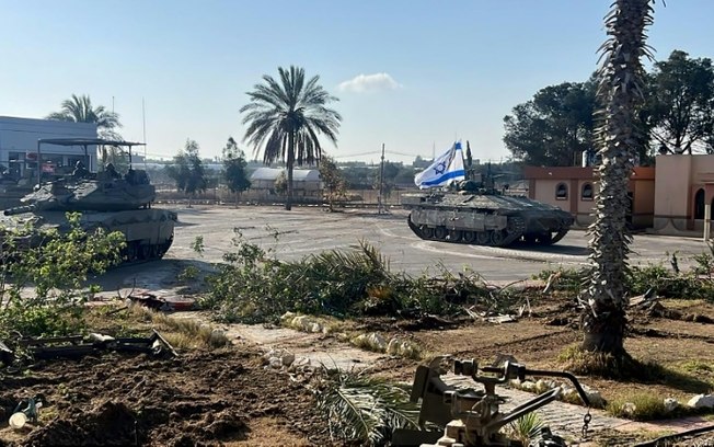 Tanques de combate da Brigada 401 do Exército israelense entram no lado palestino da passagem de fronteira de Rafah, entre a Faixa de Gaza e Egito, em 7 de maio de 2024
