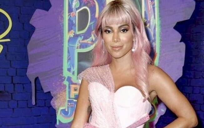 Anitta surge de peruca rosa em premiação latina