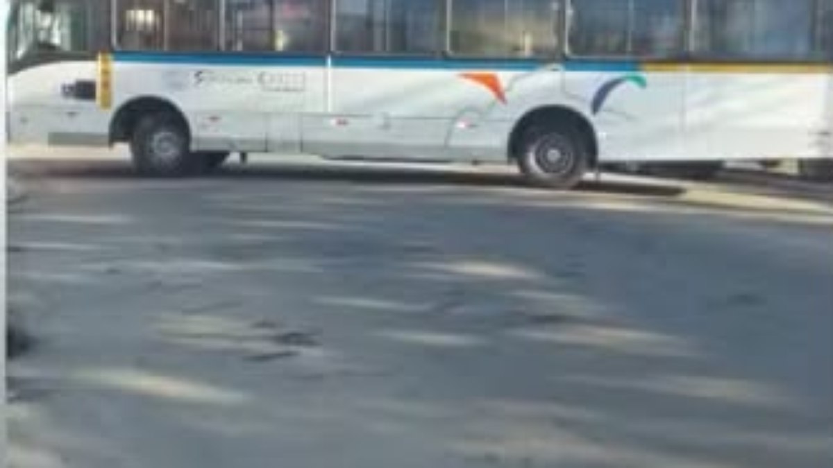 RJ: bandidos usam ônibus como barricada na Cidade de Deus - QTU Questões do Universo