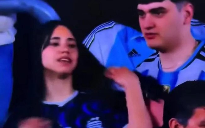 Casal de jovens chamou a atenção na transmissão do jogo de despedida de Messi  