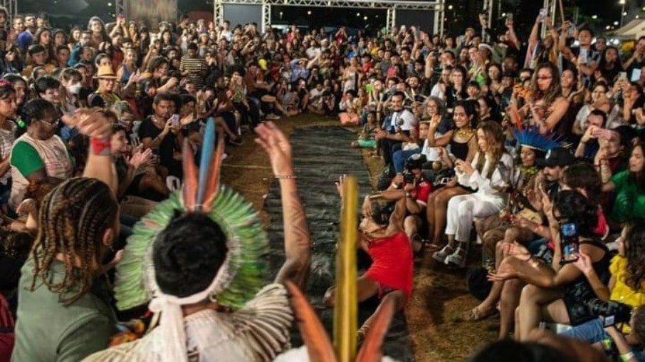 O primeiro ballroom indígena aconteceu no 19° Acampamento Terra Livre, em meio a manifestações e reivindicações de direitos pela comunidade indígena do país