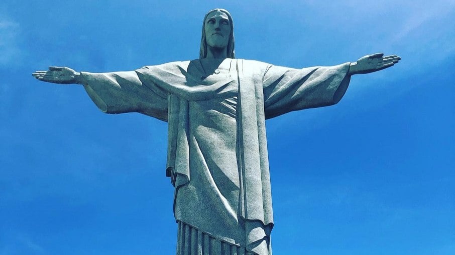 A famosa estátua do Cristo Redentor, principal monumento do Rio de Janeiro e cartão-postal do Brasil ao exterior