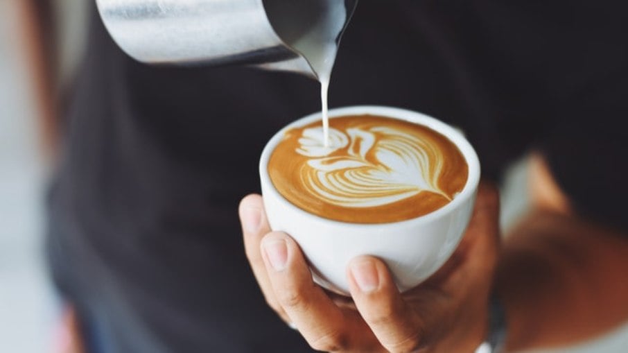 Duas xícaras de café por dia ajudam a evitar doenças cardíacas
