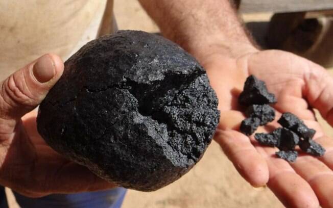 O suposto meteorito teve algumas partes quebradas por causa do impacto. 