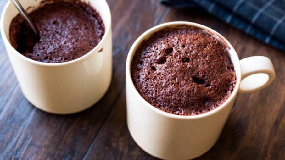 Bolo de caneca de chocolate na airfryer: fácil e rápido