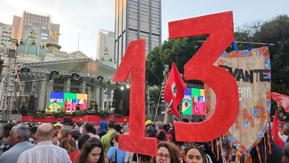 Bomba caseira com fezes humanas explode durante ato de Lula no Rio