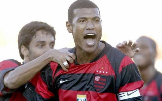 Flamengo parabeniza Júnior Baiano, mas comete erro e posta gol contra do ex-zagueiro