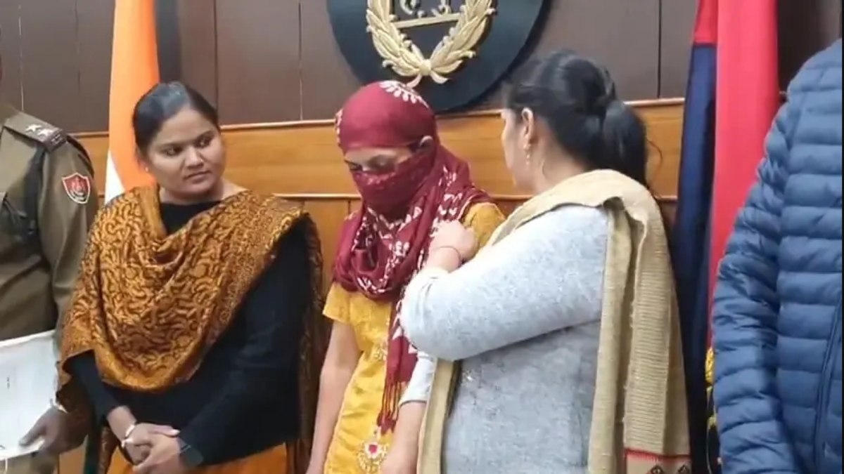 Poonam foi presa após confessar o assassinato da própria sobrinha Poonam foi presa após confessar o assassinato da própria sobrinha