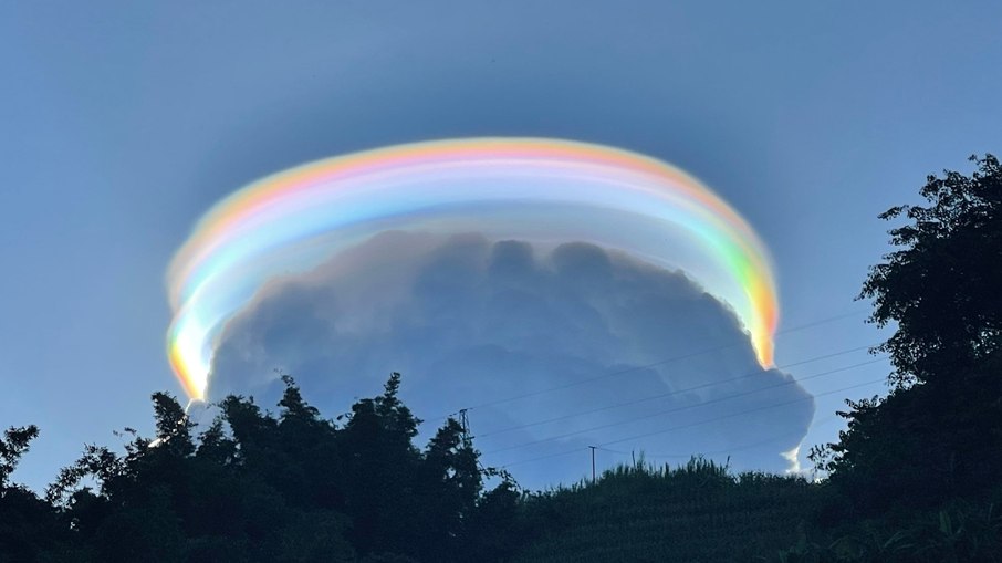 Uma nuvem Pileus geralmente está associada a uma Cumulonimbus, outro tipo de nuvem