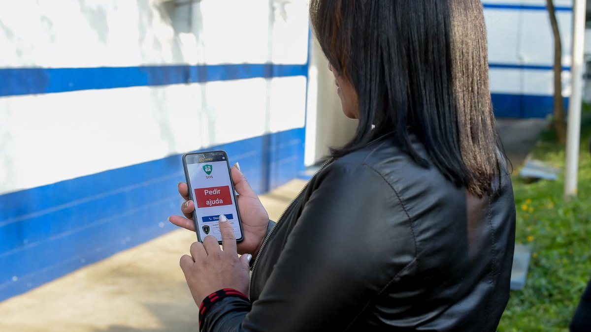 Ao clicar no botão “pedir ajuda”, a vítima acionará um aviso nos computadores da central de atendimento da GCM.