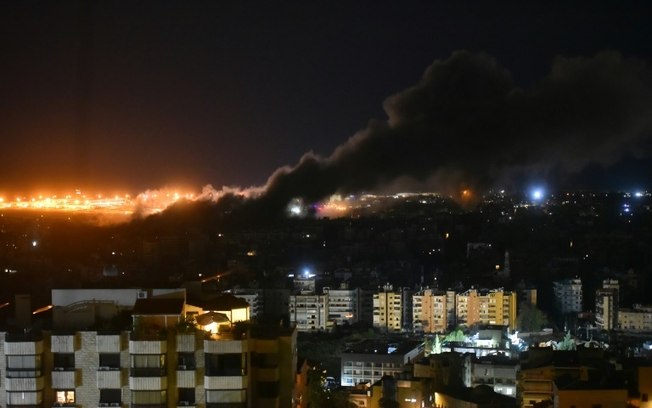 Colunas de fumaça no sul de Beirute após um bombardeio israelense, em 1º de outubro de 2024