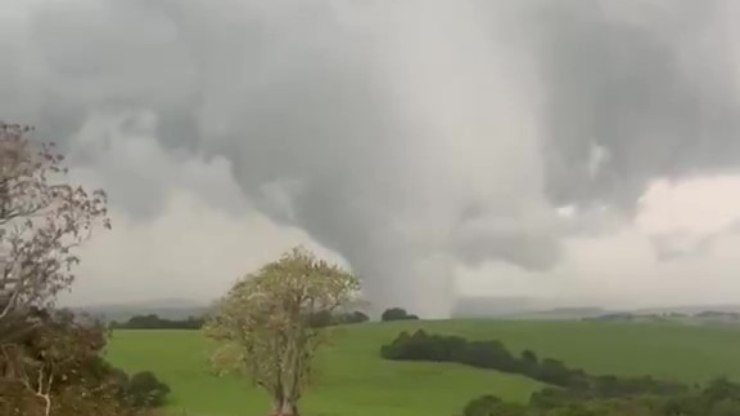 Tornado no Sul deixa rastro de destruição; veja vídeos