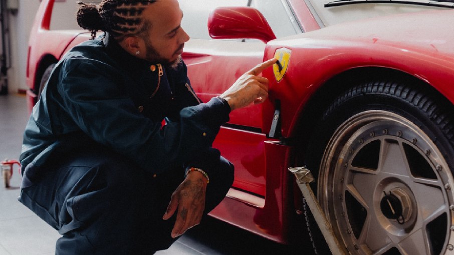 Lewis Hamilton acompanha a restauração da Ferrari F40 que ficou mais de 30 anos parada