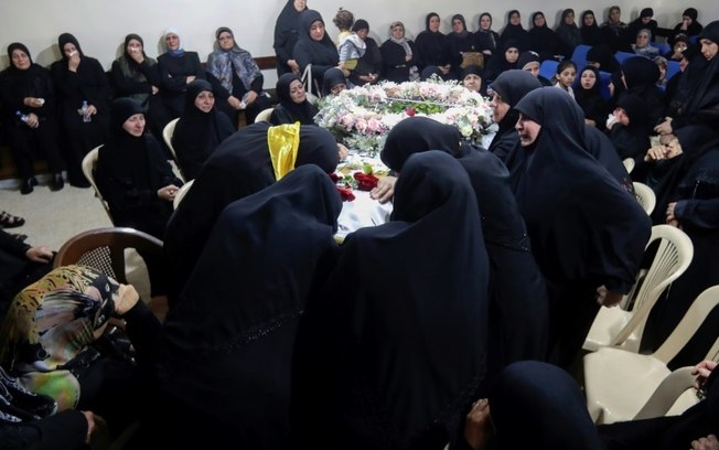 O funeral de Fatima Abdallah, menina de 10 anos que morreu na explosão simultânea no Líbano de centenas de pagers usados por membros de Hezbollah, em 18 de setembro de 2024 em Saraain