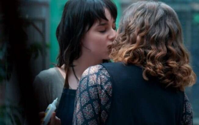 Lica e Samantha (Giovanna Grigio) se beijando