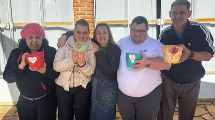 Jovens da Cielo expõem artesanato em feira de Louveira
