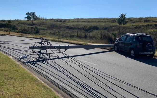 Batida de carro derruba três postes e interdita avenida em Campinas