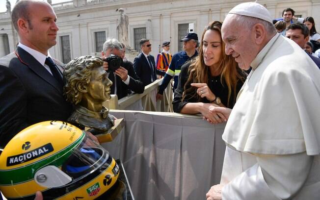 Papa recebe busto e capacete de Ayrton Senna