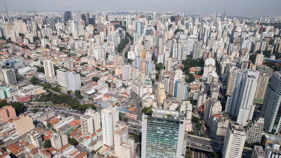 Vista aérea da cidade de São Paulo; ao centro, passando por baixo do Masp, a Avenida Nove de Julho