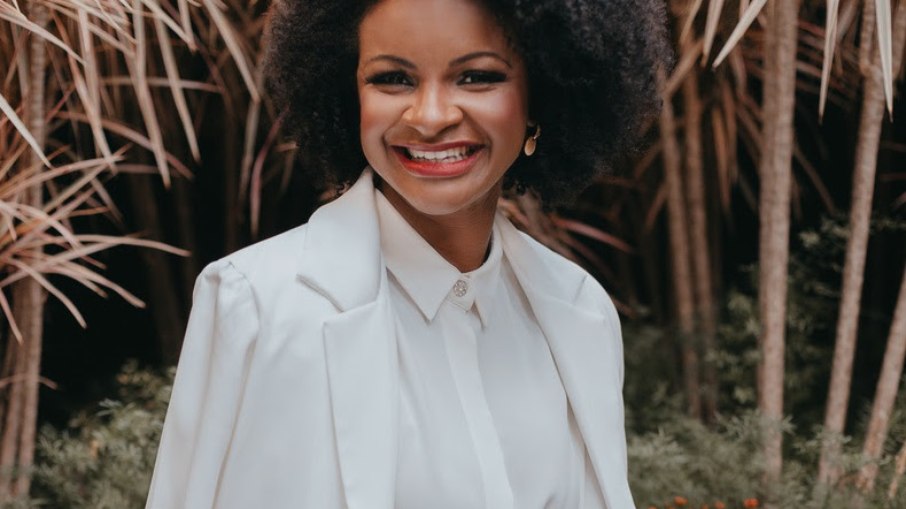 Dra. Talita Cibele é enfermeira e especialista no tratamento de estrias; oferecer resultados efetivos no tratamento de estrias em peles negras é questão central para ela. Dra. Talita Cibele é enfermeira e especialista no tratamento de estrias; oferecer resultados efetivos no tratamento de estrias em peles negras é questão central para ela.