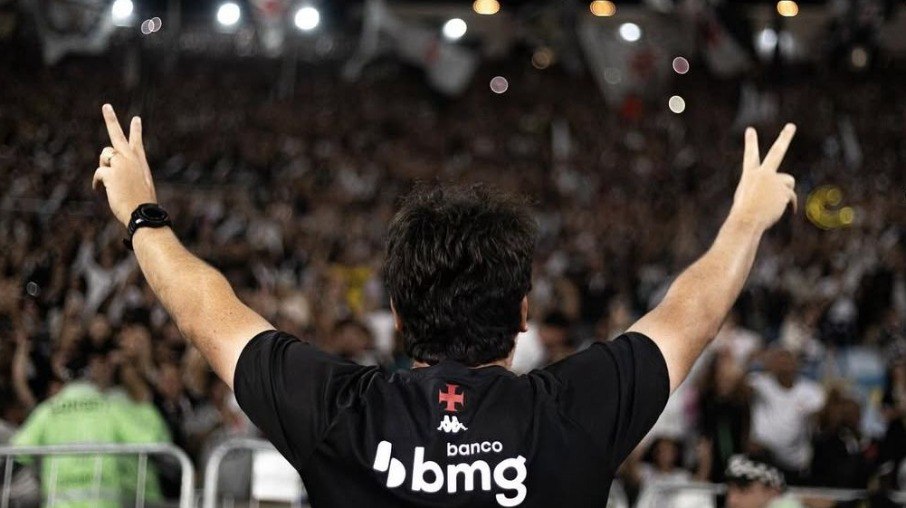 Fernando Diniz comemora vitória com a torcida Fernando Diniz comemora vitória com a torcida