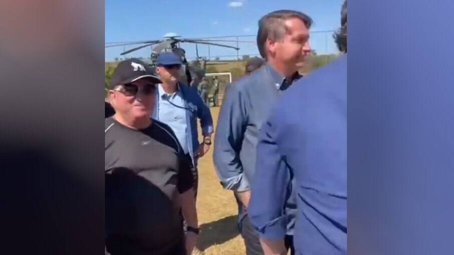 Bolsonaro visita fazenda do cantor Amado Batista em viagem a Goiás