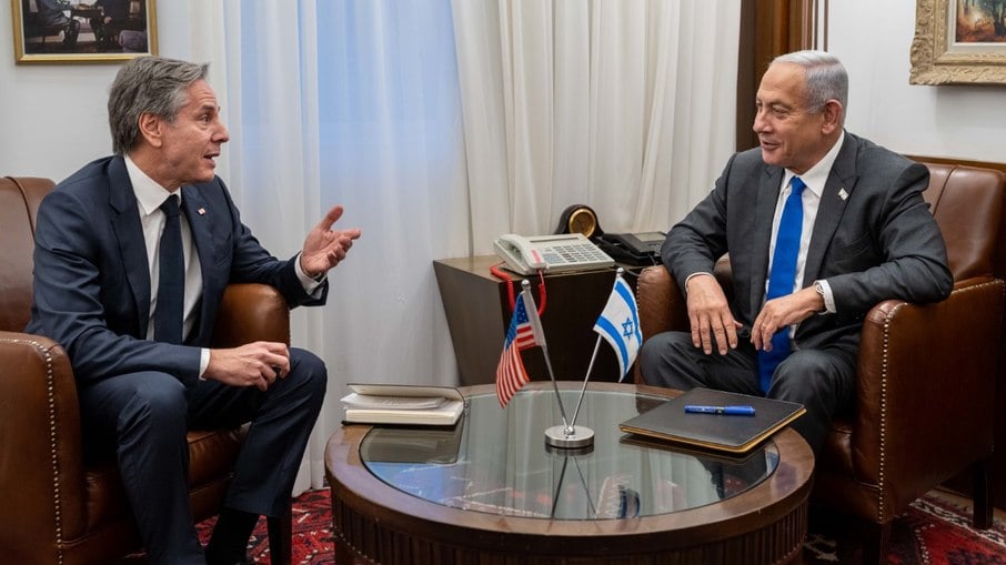 Blinken e Benjamin Netanyahu em reunião