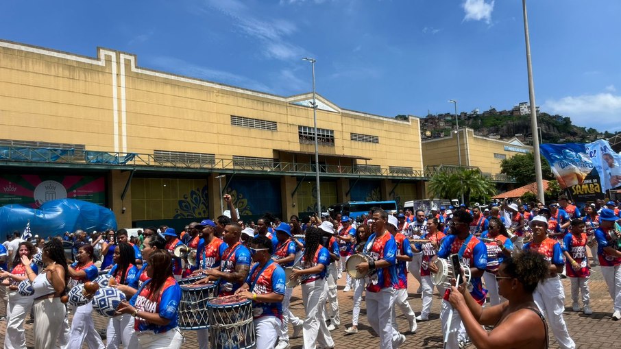 Bateria da Portela se apresenta e anima o clima de Carnaval na Cidade do Samba, na Zona Portuária do Rio.