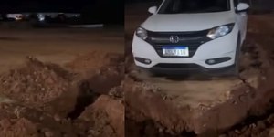 Carro é preso por vala após estacionar em área proibida