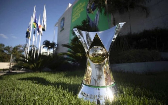 Taça do Brasileirão na frente da sede da CBF