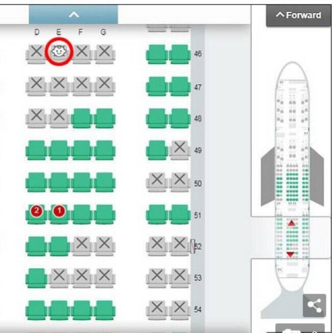 O assento de avião com crianças está indicado com uma carinha de bebê no programa de reservas da Japan Airlines assento de avião