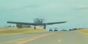 Vídeo mostra avião militar quase atingindo Tesla em pouso forçado