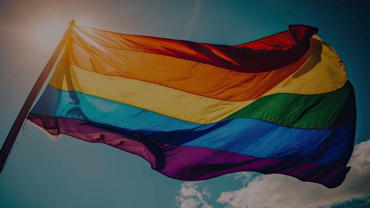 Exclusão de pessoas LGBTQIAPN+ do mercado de trabalho custa R$ 94 bilhões por ano