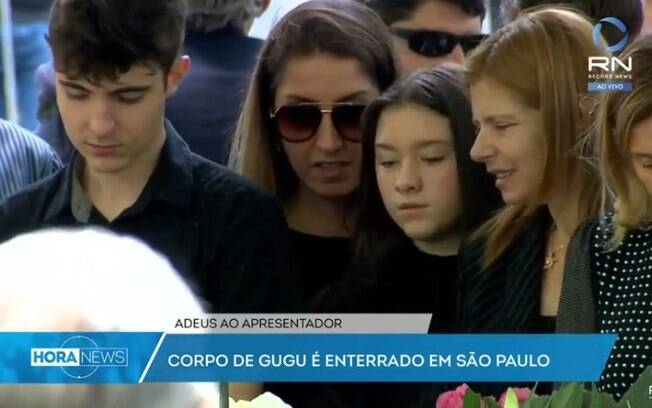 Família se emociona no enterro de Gugu Liberato