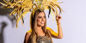 Musa da Rosas, Ana Paula Diniz desfila como Sacerdotisa