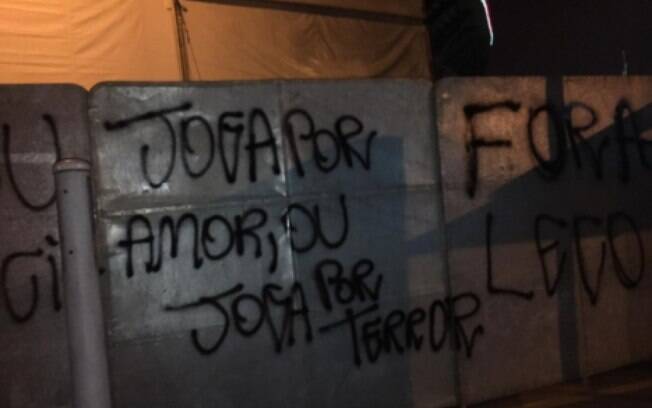 Muros do Morumbi pichados após eliminação do São Paulo