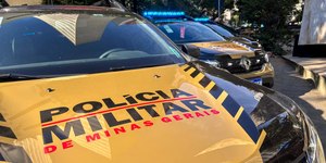 Homem mata esposa a facadas na frente do filho e pula do 3º andar