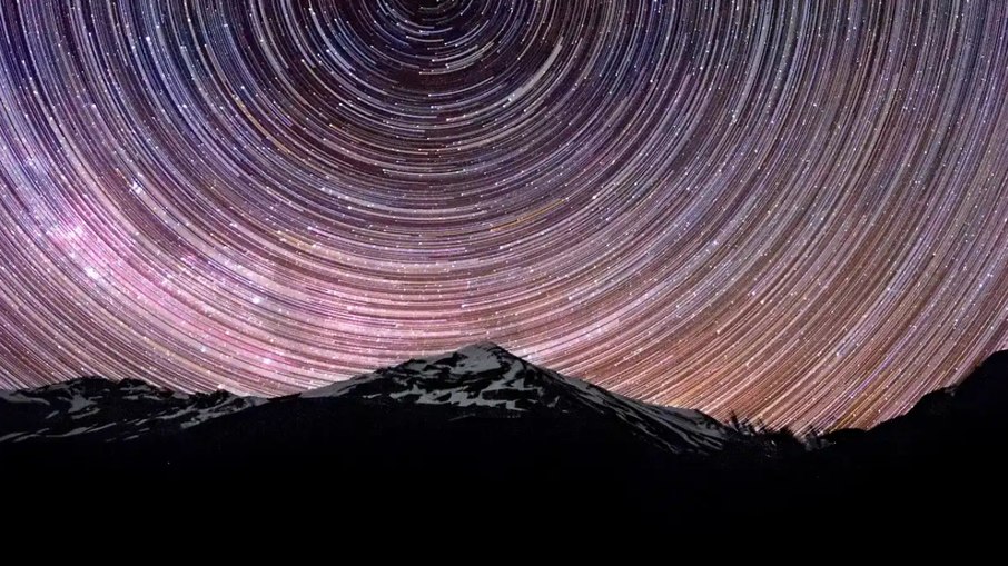 Sofia registrou rastros estelares e as Nuvens de Magalhães no céu da Argentina.