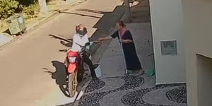 Vídeo: mulher tem aliança roubada enquanto varria a calçada