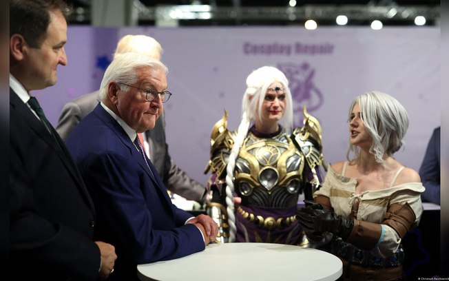 Presidente da Alemanha, Frank-Walter Steinmeier (c.) durante visita a Gamecom Presidente da Alemanha, Frank-Walter Steinmeier (c.) durante visita a Gamecom