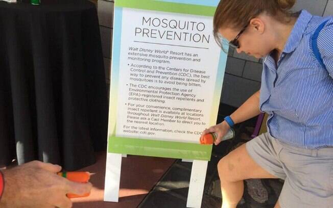 Em épocas de surto de doenças infeccionadas, a Disney distribui repelentes contra mosquitos no parque