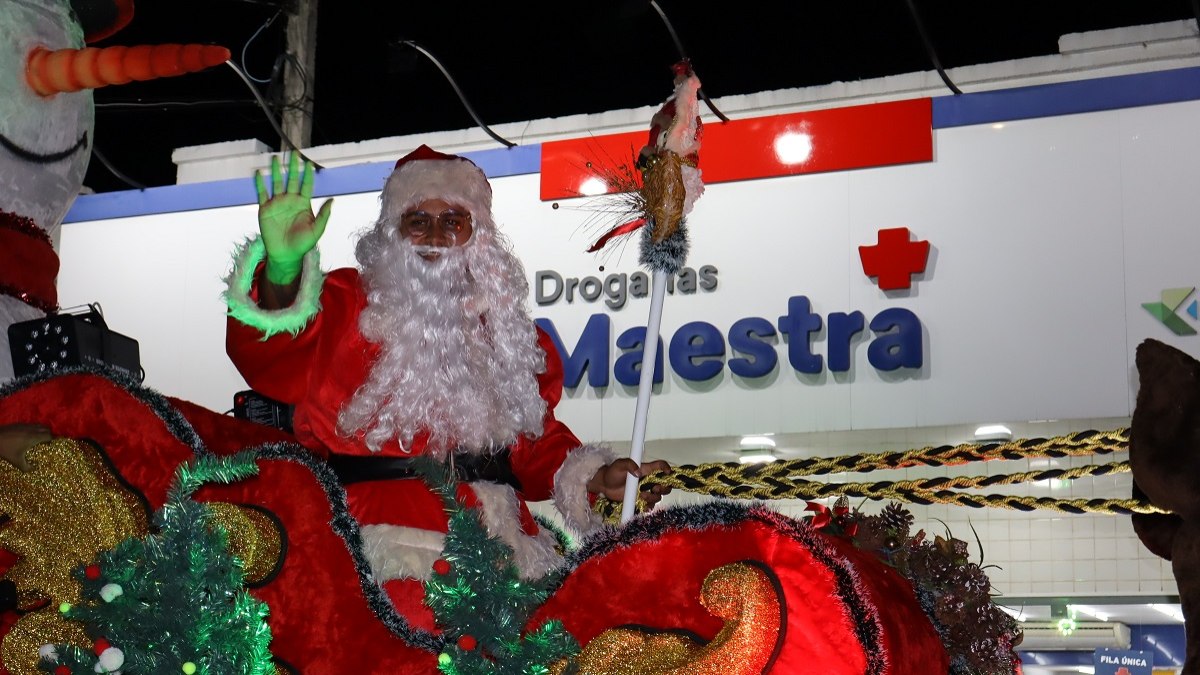 Papai Noel foi recebido com entusiasmo ao longo do percurso