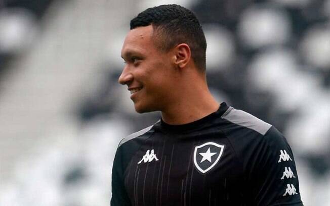 Botafogo renova contrato com zagueiro Ewerton até 2023