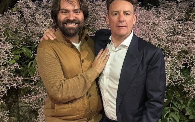 Gabriel de Alba ao lado de JP Magalhães, presidente do Botafogo