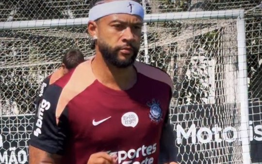 Memphis debocha do Palmeiras em treino pelo Corinthians