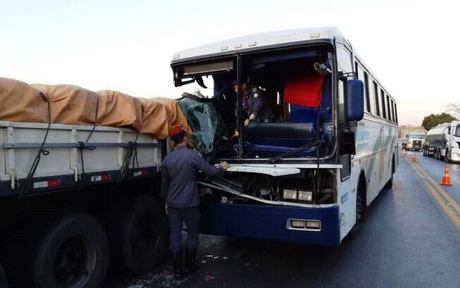 Uma criança morreu após o acidente entre um caminhão e um ônibus.