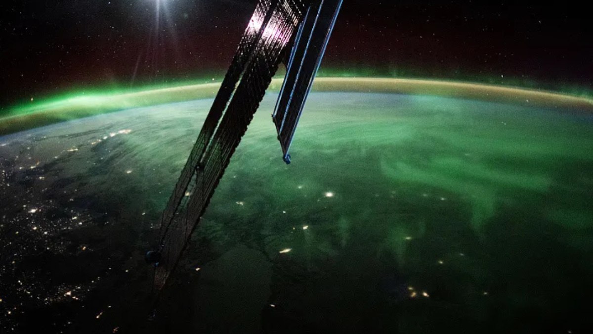 Aurora boreal vista da Estação Espacial Internacional, enquanto a estação passava sobre o sudeste de Manitoba, no Canadá Aurora boreal vista da Estação Espacial Internacional, enquanto a estação passava sobre o sudeste de Manitoba, no Canadá