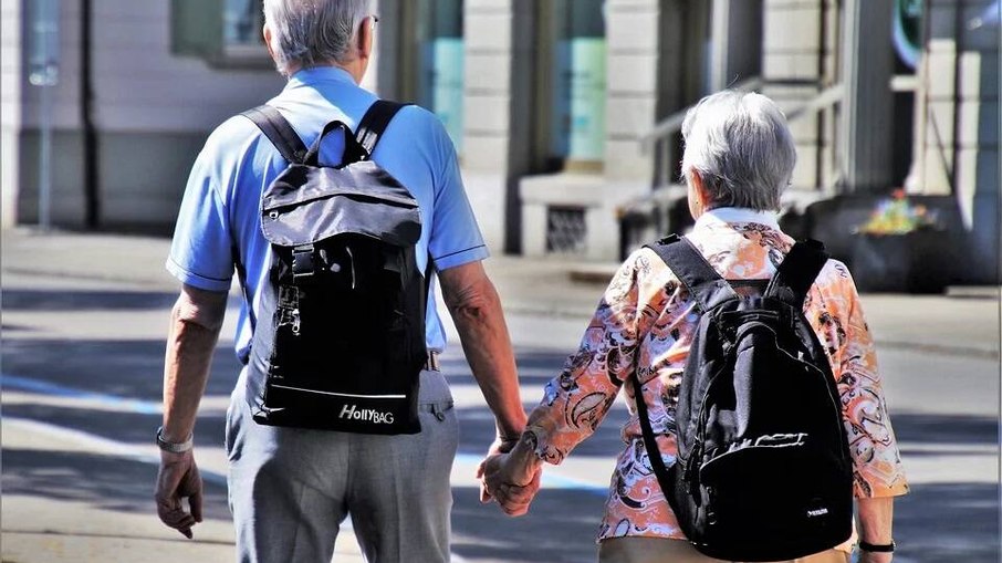 Casal de idosos fazendo intercâmbio.