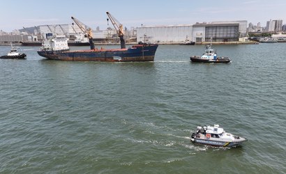 Operação reboca navio abandonado há anos no Porto de Santos