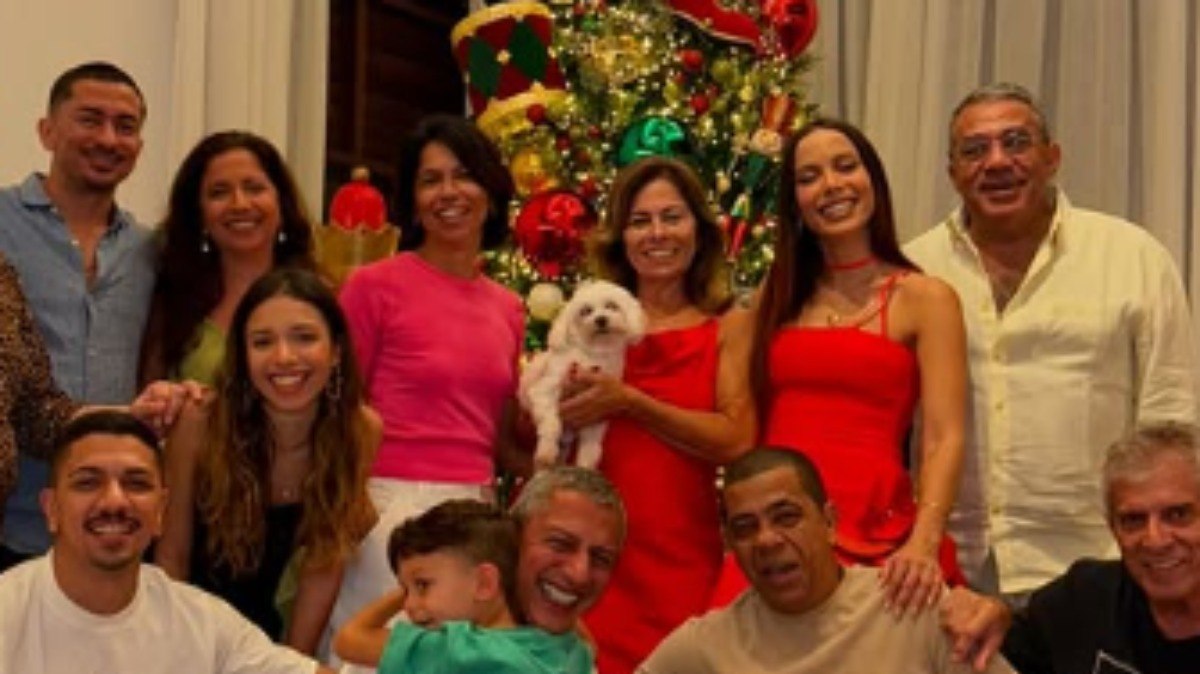 Anitta celebra Natal com familia